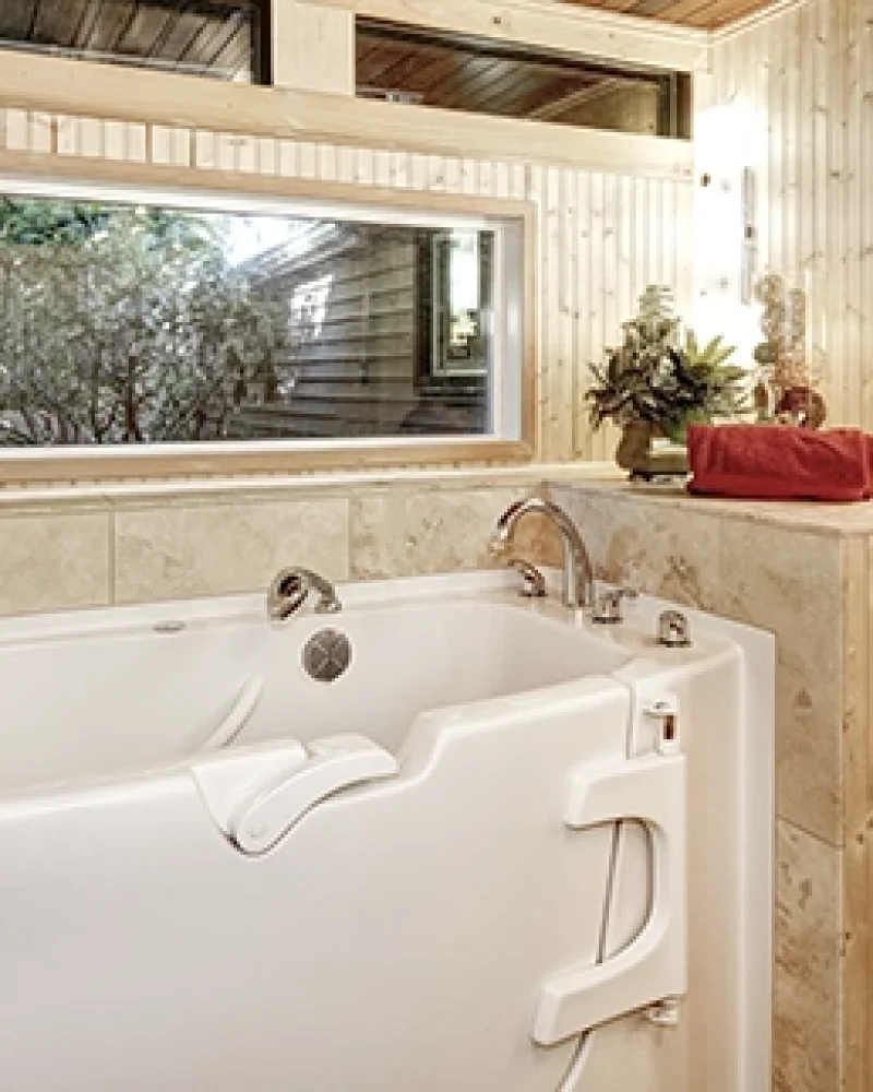 mrh_bathroom_bathtub_woodenpanel_desktop_624x322_rs